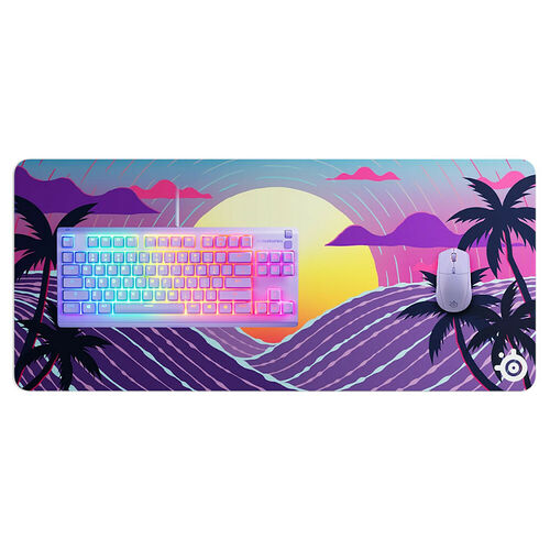 Tapis de souris XXL avec un motif de paysage tropical au coucher du soleil, incluant un clavier blanc rétroéclairé et une souris blanche.