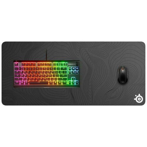 Tapis de souris XXL noir avec motifs de lignes topographiques, accompagné d'un clavier SteelSeries rétroéclairé et d'une souris gaming noire.