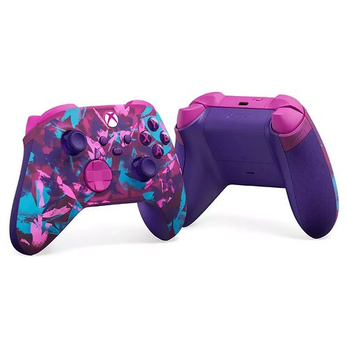Deux manettes Xbox avec des motifs abstraits violets et bleus sur l'une, et une manette unie violette sur l'autre.