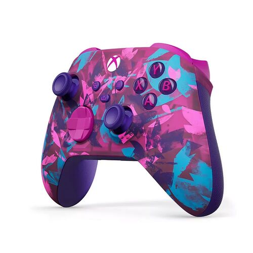 Manette Xbox avec un motif abstrait dans les tons rose, violet et bleu.