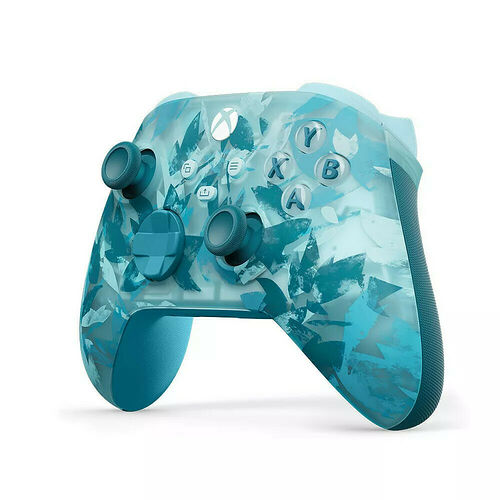 Manette Xbox avec un motif camouflage dans les tons de bleu et de turquoise.