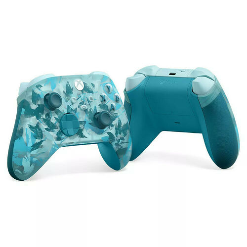 Deux manettes Xbox avec un motif floral bleu et turquoise sur la face avant et une finition unie sur la face arrière.