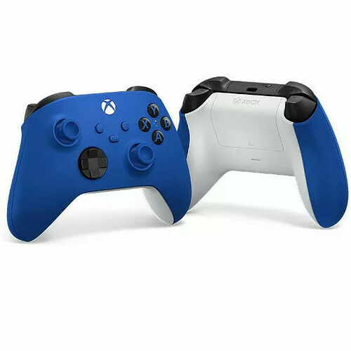 Deux manettes Xbox : l'une est entièrement bleue et l'autre est blanche avec des poignées bleues.