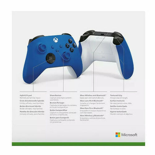 Deux manettes Xbox : une entièrement bleue et une autre blanche avec des poignées bleues. L'image présente également les fonctionnalités de la manette, comme le pavé directionnel hybride et la texture des poignées.