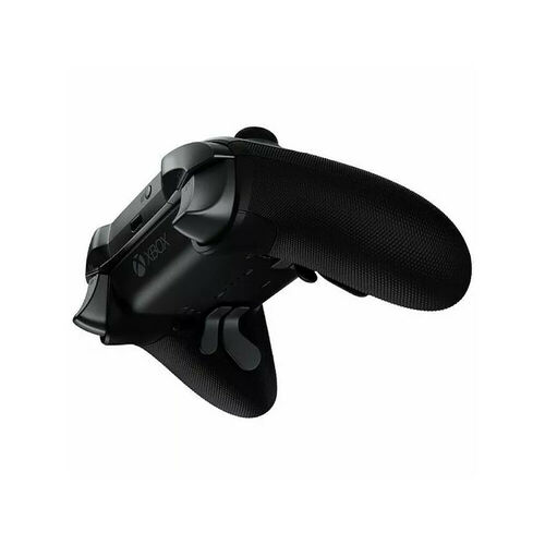 Manette Xbox noire avec des grips texturés sur les poignées pour une meilleure prise en main.