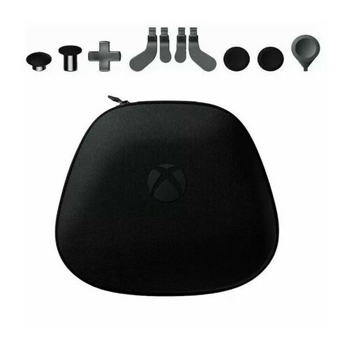 Une housse de transport noire avec le logo Xbox, accompagnée de plusieurs accessoires de remplacement pour manette, tels que des sticks analogiques et des touches directionnelles.