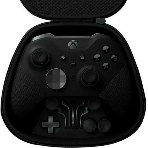Une manette Xbox noire présentée dans son étui de transport noir avec des accessoires de remplacement.