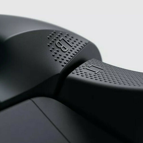 Gros plan sur les boutons LB et LT d'une manette de console noire texturée.
