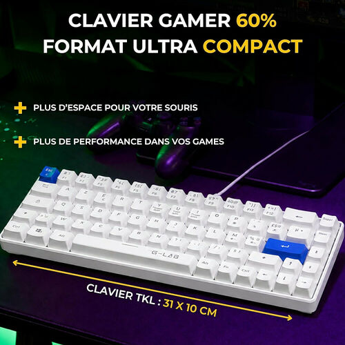 Clavier gamer compact de format 60% de marque G-LAB, de couleur blanche avec des touches de direction bleues. Le clavier est présenté sur un bureau avec un éclairage d'ambiance.