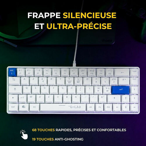 Clavier mécanique compact blanc avec touches rétroéclairées, présenté sur un fond sombre avec des effets de lumière néon. Le clavier dispose de 68 touches et de la technologie anti-ghosting.