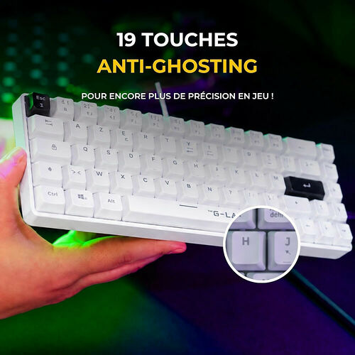Clavier mécanique blanc avec touches rétroéclairées, présenté avec un zoom sur les touches de lettres. Le texte indique que le clavier possède 19 touches anti-ghosting pour plus de précision en jeu.