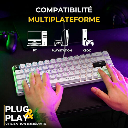 Image illustrant la compatibilité multiplateforme d'un clavier G-Lab, fonctionnant sur PC, PlayStation et Xbox grâce à sa technologie plug and play.