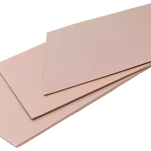 Trois plaques rectangulaires de couleur rose pâle superposées sur un fond blanc.