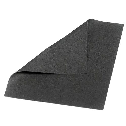 Une feuille de papier de verre noire sur un fond blanc.