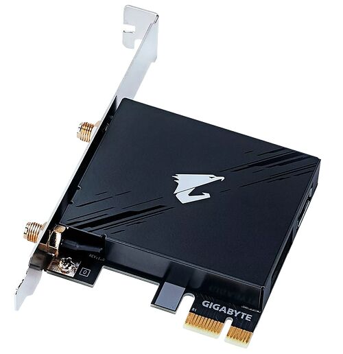 Carte graphique Gigabyte avec un dissipateur thermique noir et un logo argenté, équipée de deux connecteurs d'antenne pour le Wi-Fi.