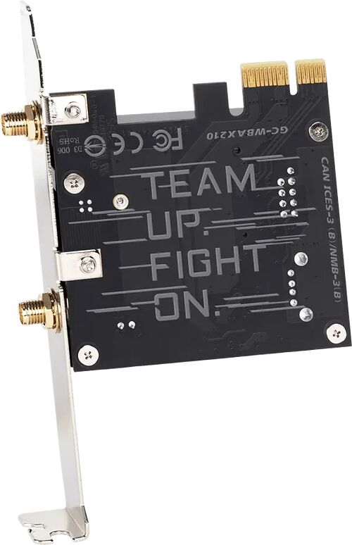 Carte d'extension PCIe noire avec deux connecteurs d'antenne dorés sur le côté et l'inscription "TEAM UP FIGHT ON" sur la surface.