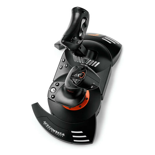 Joystick de vol Thrustmaster pour le jeu Ace Combat 7, avec une base noire et des détails orange.