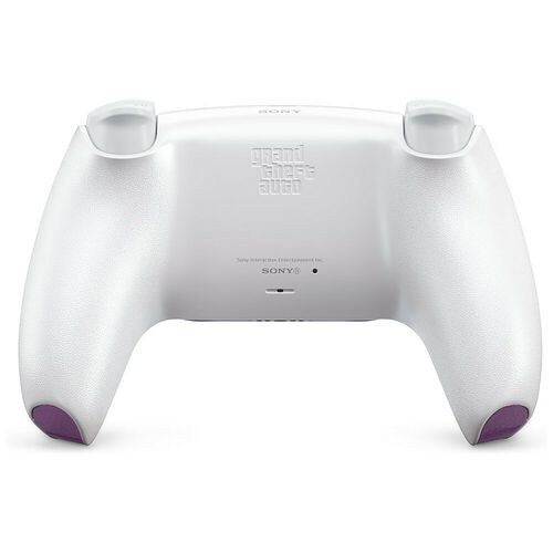 Manette PlayStation blanche avec le logo Grand Theft Auto gravé au dos et des touches violettes sur les grips.