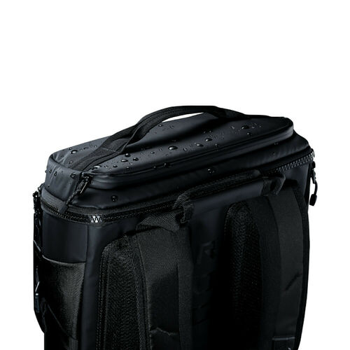 Sac à dos noir imperméable avec des gouttes d'eau à la surface, doté de poignées de transport et de sangles de maintien.