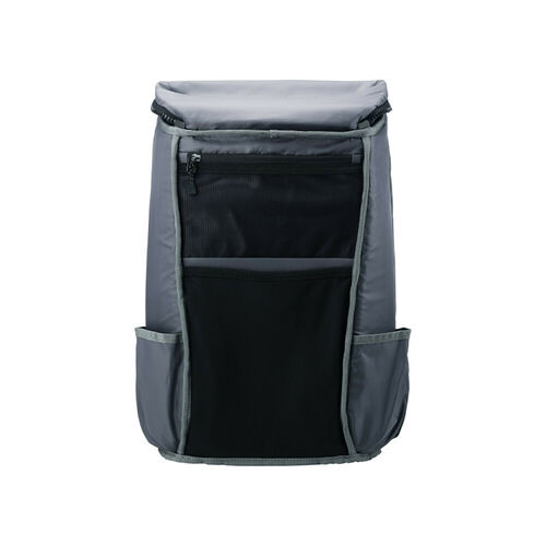 Sac à dos gris avec plusieurs compartiments de rangement, dont une grande poche avant en filet noir et des poches latérales.