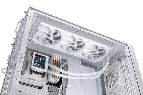 Un PC blanc avec un système de refroidissement liquide Corsair équipé de trois ventilateurs et d'un écran LCD affichant des données de température.