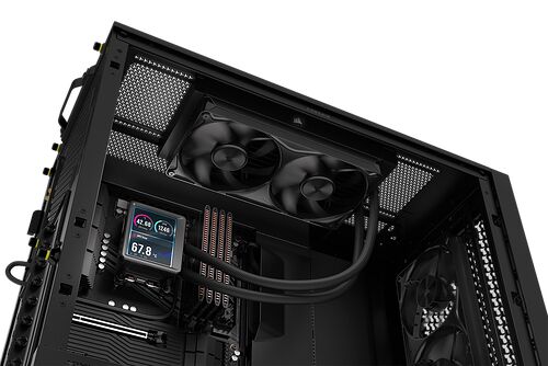 Vue de l'intérieur d'un PC avec un système de refroidissement liquide Corsair comprenant deux ventilateurs sur le radiateur et un écran LCD affichant les températures.