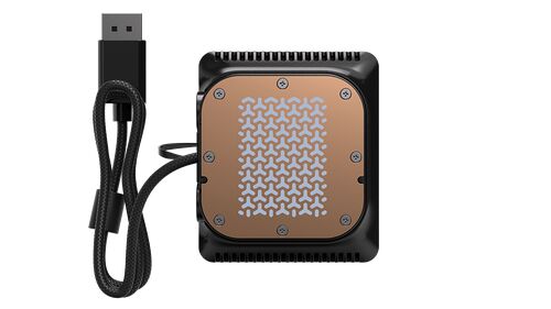 Un disque dur externe avec un boîtier en métal noir et une plaque supérieure en cuivre gravée, accompagné de son câble USB tressé noir.
