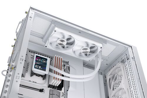 Un PC blanc avec un système de refroidissement liquide Corsair comprenant un radiateur avec deux ventilateurs blancs et un écran LCD affichant des données de température.