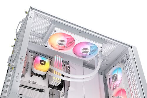 PC blanc avec un système de refroidissement liquide Corsair, comprenant deux ventilateurs RGB sur le radiateur supérieur et un bloc de refroidissement CPU avec éclairage multicolore.
