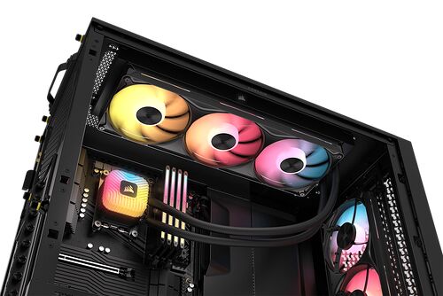 PC avec un système de refroidissement liquide Corsair comprenant trois ventilateurs RGB colorés sur le radiateur et un bloc de refroidissement CPU avec éclairage multicolore.