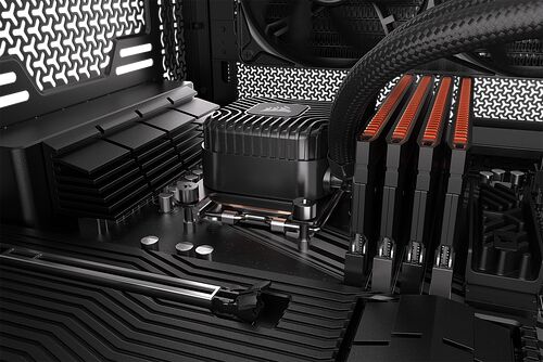Gros plan sur une carte mère avec un système de refroidissement liquide Corsair et des barrettes de mémoire vive noires avec des accents orange.