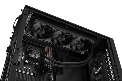 Vue de l'intérieur d'un PC avec un système de refroidissement liquide Corsair comprenant un radiateur avec trois ventilateurs noirs et des tuyaux tressés.