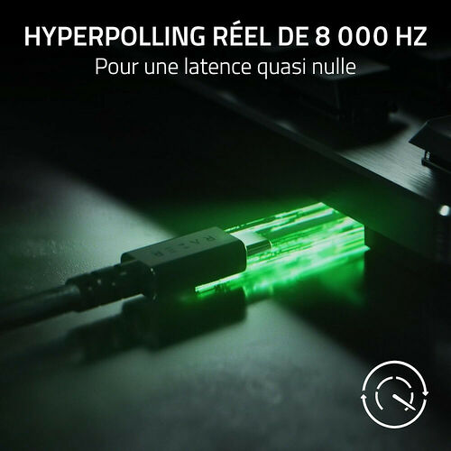 Image promotionnelle mettant en avant un taux de rafraîchissement de 8 000 Hz pour une latence quasi nulle, illustrée par un câble Razer avec un éclairage vert.