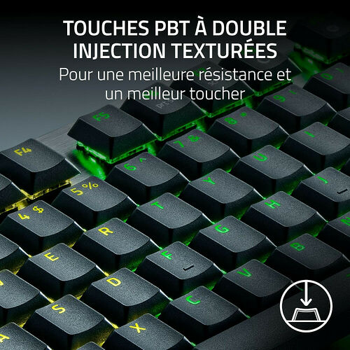 Gros plan sur les touches texturées d'un clavier mécanique avec un rétroéclairage vert et jaune. Les touches sont en PBT à double injection.