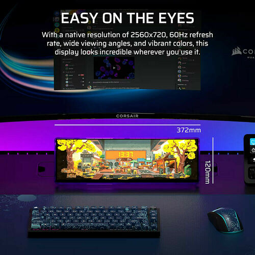 Écran secondaire Corsair ultra-large affichant une illustration colorée, placé au-dessus d'un clavier et d'une souris gamer sur un bureau.