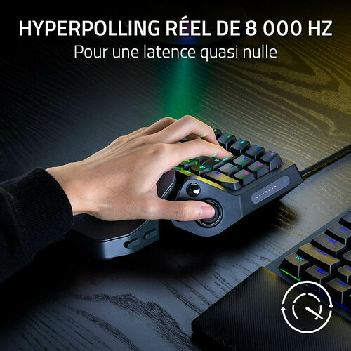 Une main manipulant un pavé numérique gamer compact avec éclairage RGB, illustrant une technologie de polling rate de 8 000 Hz pour une latence minimale.