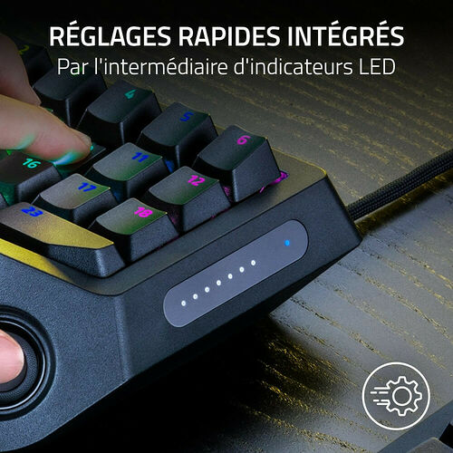 Gros plan sur un clavier mécanique noir doté d'indicateurs LED sur le côté pour des réglages rapides. On aperçoit également une molette de contrôle sur le bord gauche.