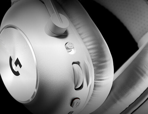 Casque Logitech blanc avec des coussinets rembourrés et des boutons de contrôle sur l'écouteur.
