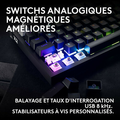 Clavier mécanique avec touches rétroéclairées RGB et switches magnétiques analogiques visibles. Le clavier présente des touches noires et des composants internes mis en avant pour illustrer la technologie des switches.