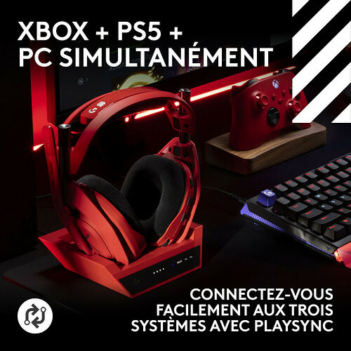 Casque gaming rouge posé sur son socle de charge, accompagné d'une manette Xbox rouge et d'un clavier rétroéclairé. L'image met en avant la technologie PlaySync pour se connecter simultanément à une Xbox, une PS5 et un PC.