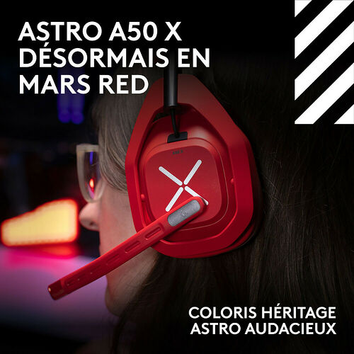 Casque Astro A50 X de couleur rouge vif porté par une personne. Le casque présente un design moderne avec un logo blanc sur l'écouteur.