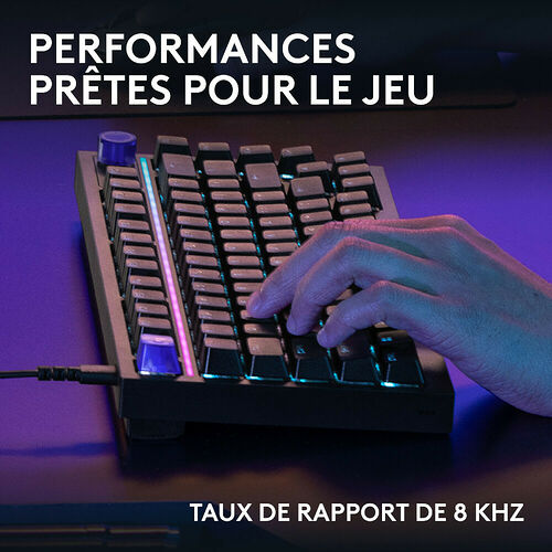 Un clavier mécanique compact avec rétroéclairage RGB, utilisé par une main pour jouer. Le texte indique des performances prêtes pour le jeu et un taux de rapport de 8 kHz.