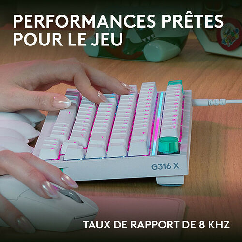 Clavier mécanique compact blanc avec rétroéclairage RGB, utilisé par une personne pour jouer. Le clavier présente un design compact et un taux de rapport de 8 kHz.