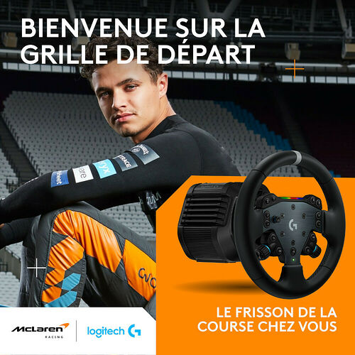 Un pilote de course en tenue de compétition devant des tribunes de stade, accompagné d'un volant de simulation Logitech sur un fond orange.