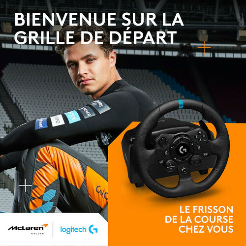 Un pilote de course en tenue de compétition à côté d'un volant de simulation Logitech. L'image est une publicité pour l'expérience de course à domicile.