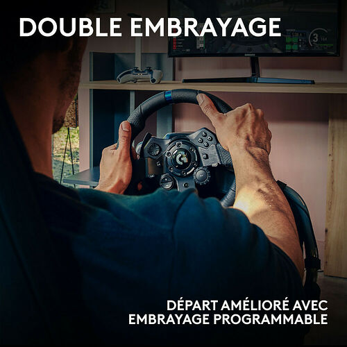 Une personne utilise un volant de simulation de course Logitech avec un système de double embrayage programmable pour améliorer ses départs.
