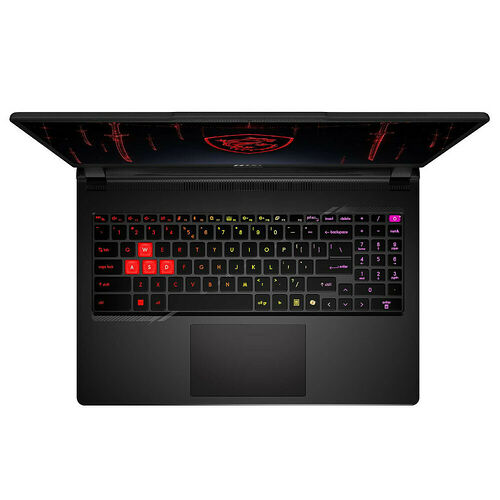 Un ordinateur portable gamer avec un clavier rétroéclairé en rouge et un fond d'écran illustré de sabres rouges.