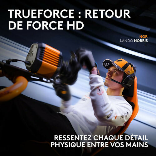 Un pilote de course simulant une conduite avec un volant de retour de force orange et noir, portant un casque audio et une casquette.