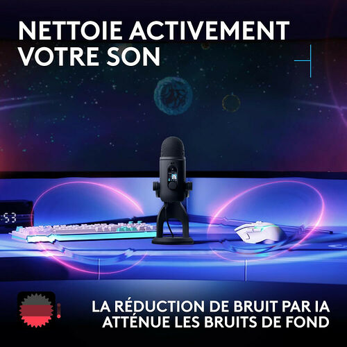Un microphone noir monté sur un pied, entouré d'un clavier et d'une souris gaming, sur un bureau avec un fond d'espace étoilé. L'image met en avant la réduction de bruit par IA.