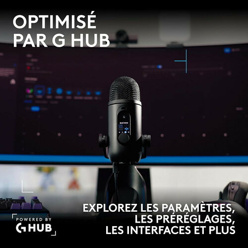 Un microphone Blue Microphones monté sur un bras articulé devant un écran d'ordinateur, avec le logo Logitech G HUB indiquant une optimisation logicielle.